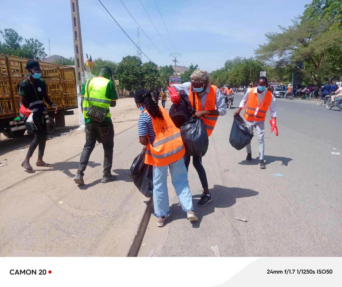 HumanityPurpose's tweet photo. #HumanityPurpose
Notre Association #SahelDev a assuré sa 3e édition de l'opération de propreté sur la place de fête après le défilé du 11.02.2026 à #Maroua, dénommée "11 février sans déchet plastique".
Cap pour le 20 mai pour une opération similaire sur le même lieu. https://t.co/5rPDSTeCAr