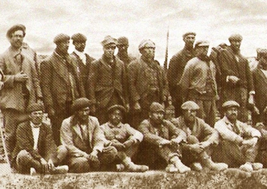 Los obreros de La Patagonia Rebelde viendo que sos un pelotudo que no te importa perder los derechos por los que ellos pelearon y murieron.