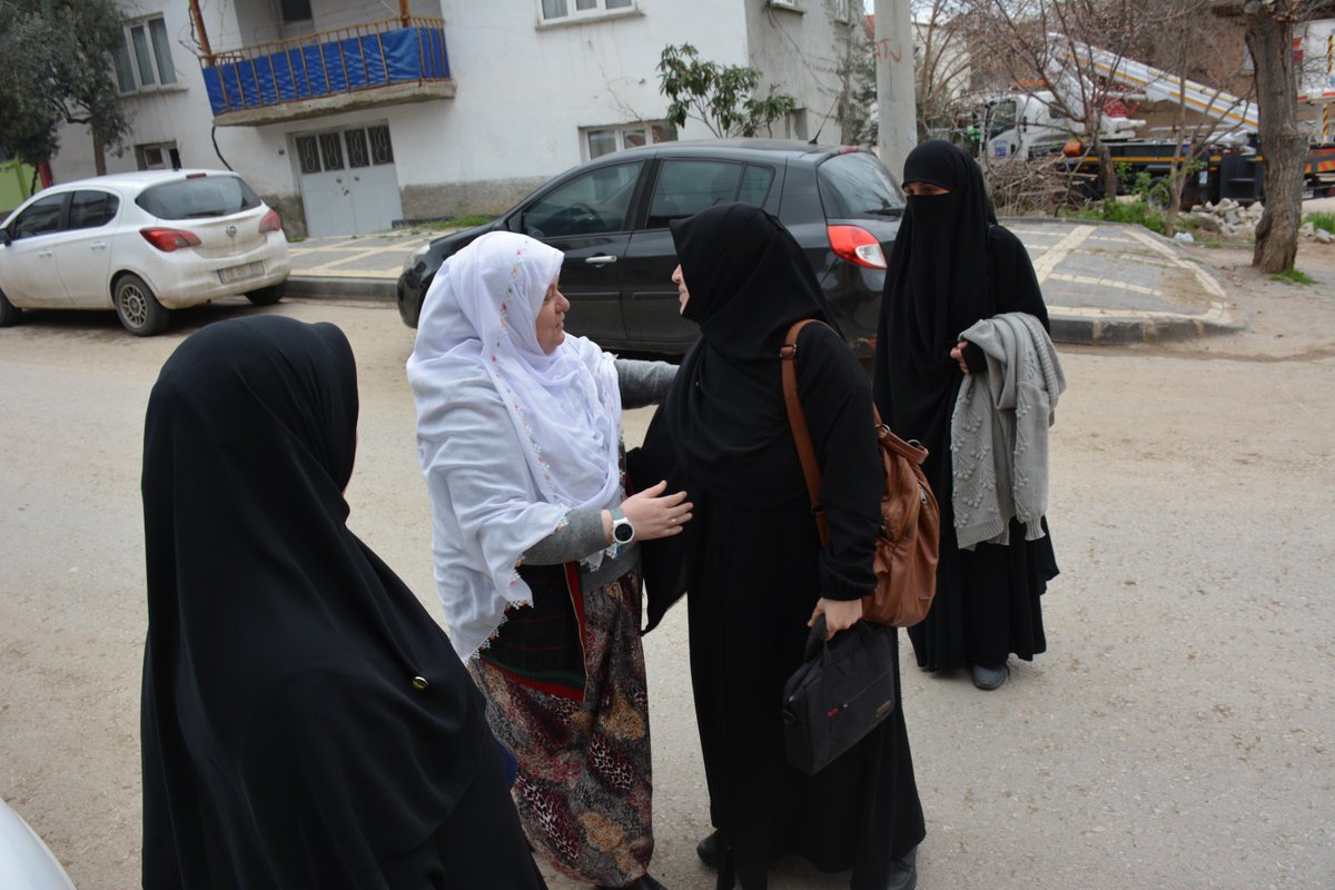 Bir heyetle Mihalgazi Belediye Başkanı Sayın Zeynep Akgün hanımı makamında ziyaret etmiş ve kendisinden çalışmaları hakkında bilgi almıştık.Ziyaretimizde Anadolu insanına özgü samimiyeti hissetmiştik.Zeynep Başkanımıza kılık kıyafetinden dolayı hakaret eden, Anadolu kadınına