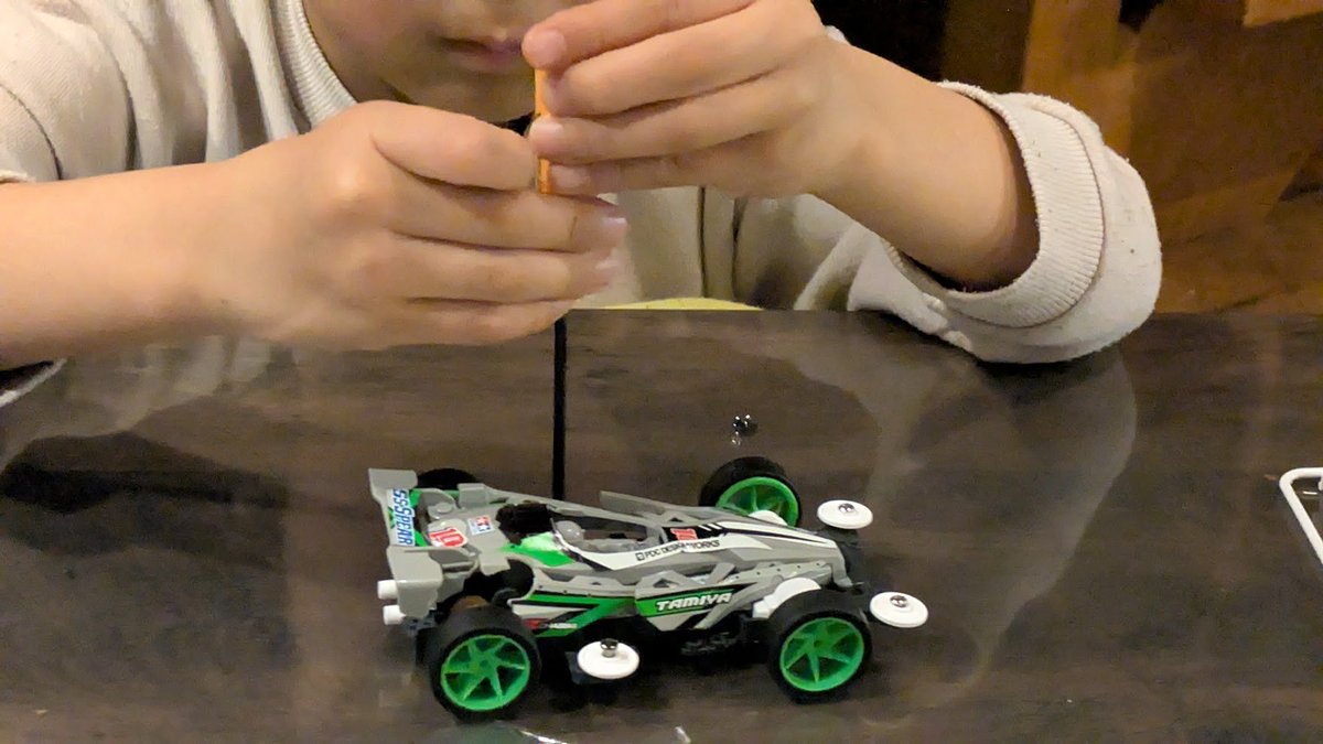 「ほら貸して！お父さんがやるよ！」

この言葉を、どれくらい飲み込めるでしょうか。

子供にミニ四駆を与えてみると、親としての度量が試されるような気がします

・ネジがなかなか入らない。
・タイヤにバリが残ってる。
・ボディを逆向きに付けようとしている。