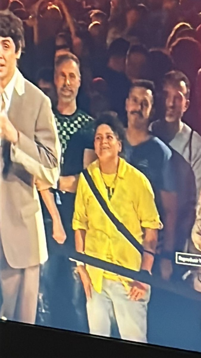 esta reina otra vez en pantalla y con la misma camisa del martes pffff #BenidormFestSemi2