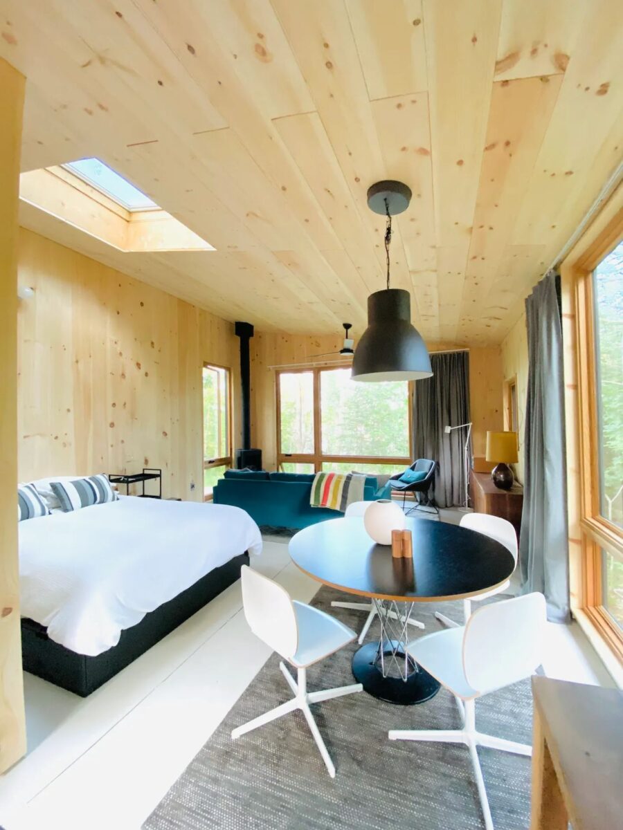 TinyHouseTalk's tweet image. 420 sq ft timber frame cabin with exposed beams, cathedral ceilings, and a woodstove. Classic cabin perfection for vacation rentals or full-time living. #cabin #tinyhouse
tinyhousetalk.com/the-pine-cabin/