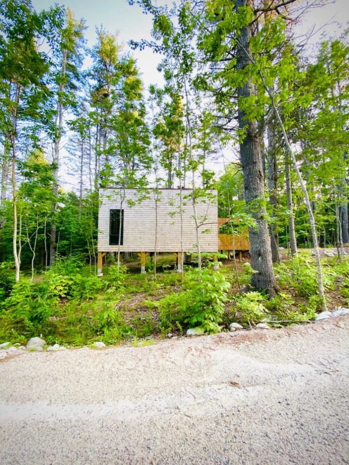 TinyHouseTalk's tweet image. 420 sq ft timber frame cabin with exposed beams, cathedral ceilings, and a woodstove. Classic cabin perfection for vacation rentals or full-time living. #cabin #tinyhouse
tinyhousetalk.com/the-pine-cabin/