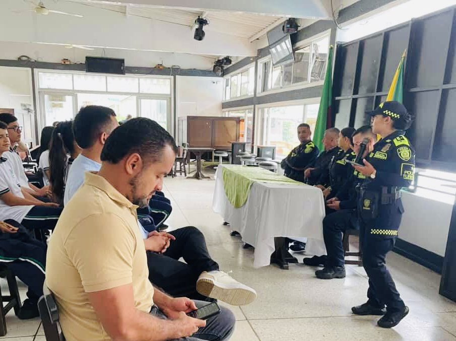 PoliciaDeris's tweet photo. La Policía Nacional en Belén de Umbría, a través del Grupo de Protección al Turismo y Patrimonio Nacional, realizó el lanzamiento de la temática “Guardianes del Turismo y Patrimonio Nacional Juvenil”. @ProteccionPonal https://t.co/n3FfIS5MAH