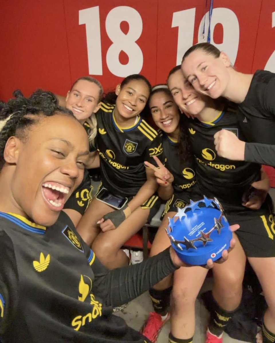 ManUtdWomen's tweet image. This team is special 😍