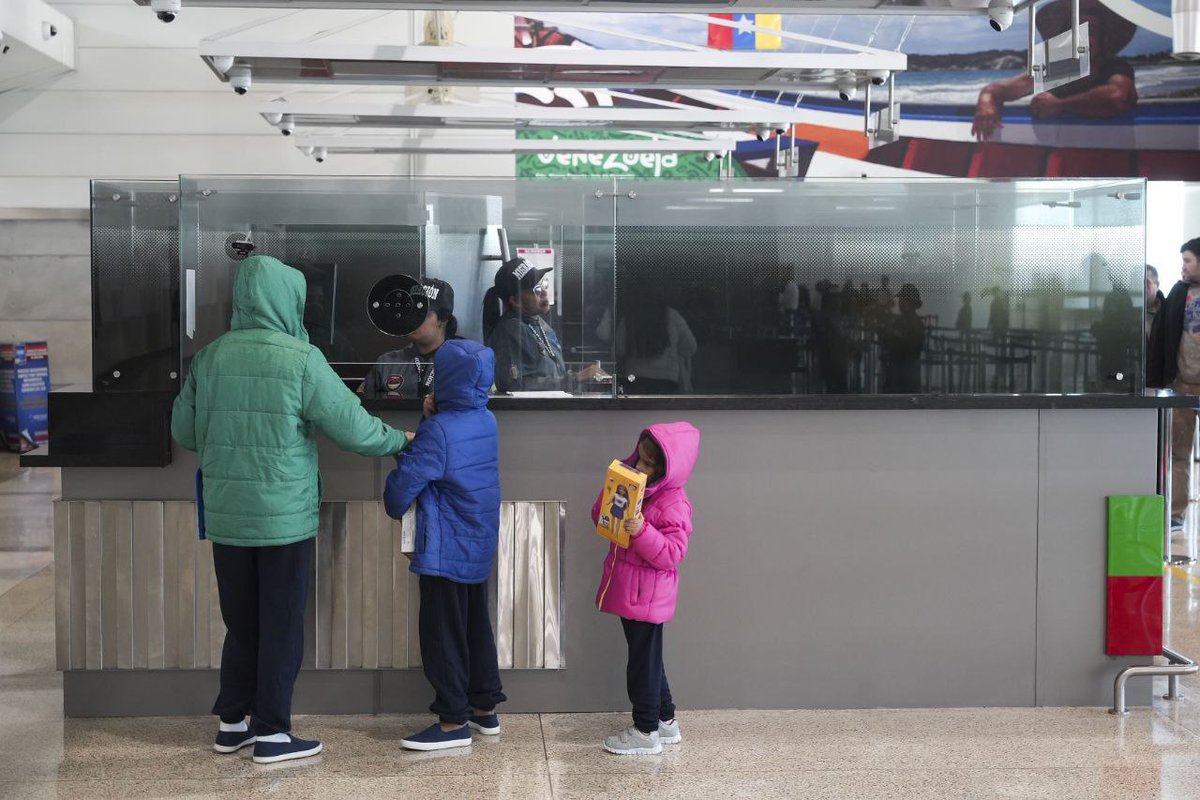 6 niños y 119 adultos llegaron hoy para reencontrarse con su tierra. Detrás de cada número hay una familia que vuelve a abrazarse. ¡Eso es lo que nos mueve! #Reencuentro #AmorVenezolano 🇻🇪🙏

#LosQueremosDeVuelta
#BringThemBack