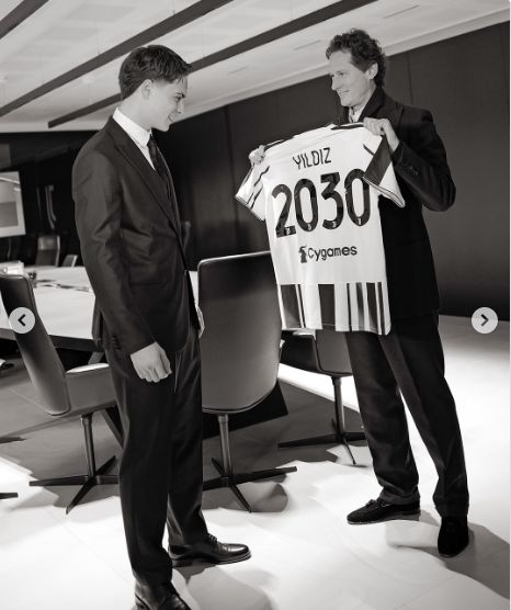 mirkonicolino's tweet image. John #Elkann ha preso il suo elicottero privato per consegnare di persona la maglia del rinnovo a #Yildiz