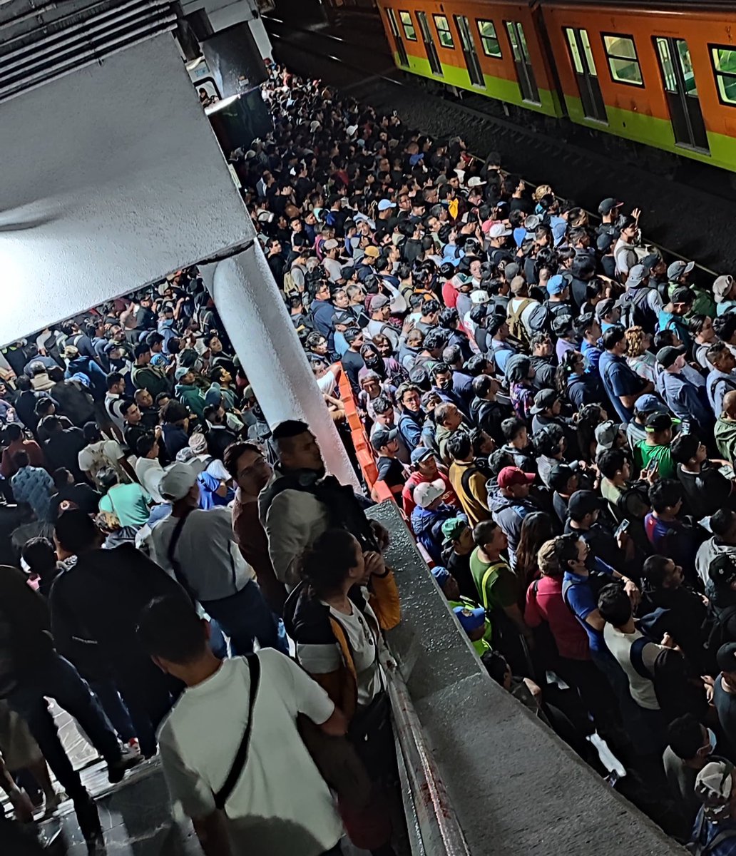 guiametromx's tweet image. #ÚltimaHora 🚨
⚠️ #MetroCDMX ⚠️
Usuarios reportan:
➡️ Línea A #LineaA
+ ❌ CON RETRASO
+ ❌ ALTA AFLUENCIA
+Pantitlán SATURADO a TOPE y tara mucho en llegar
+Más de 25 minutos para poder abordar en Pantitlán 
#TomaloEnCuenta ‼️