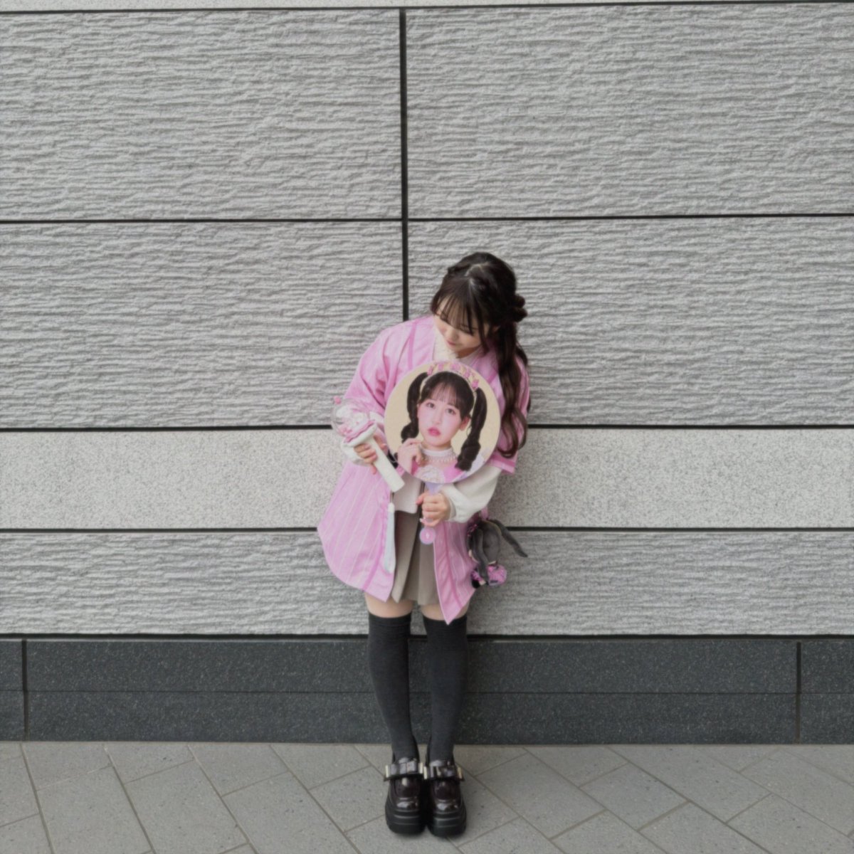 16mnm_s2's tweet photo. 人生初のアリーナ最前、、✨
かれんたん！たくさん目を合わせてニコニコしてくれて、ハートも返してくれてありがとう(ᐢ ̫ᐢ)♡
銀テひとつも届かなくて、隣の優衣ちゃん推しの方が譲ってくださいました。ありがとうございます🙇🏻‍♀️🙇🏻‍♀️ https://t.co/kURvojFBxh