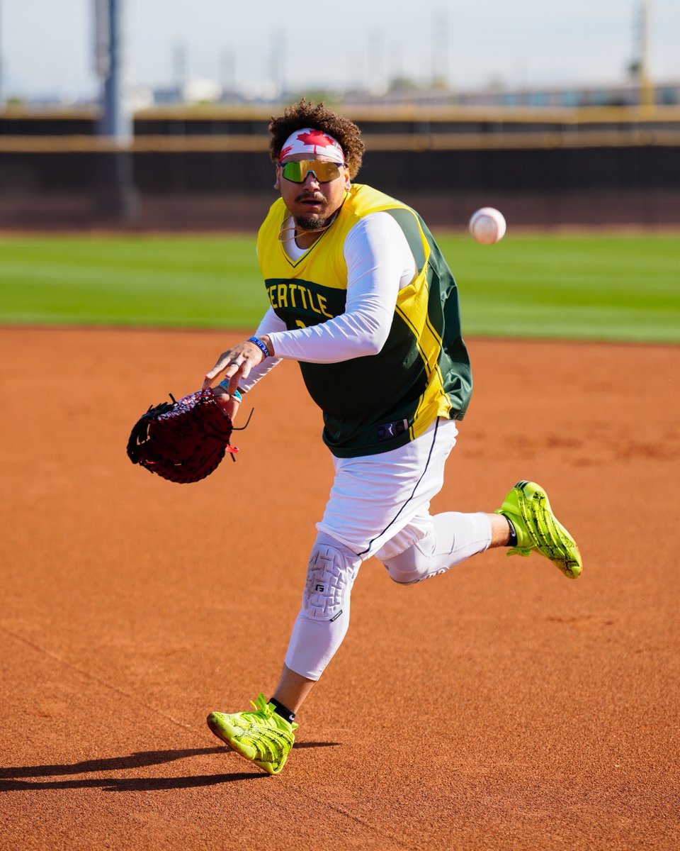 Mariners's tweet image. Reppin’ @seattlestorm at camp ⛈️