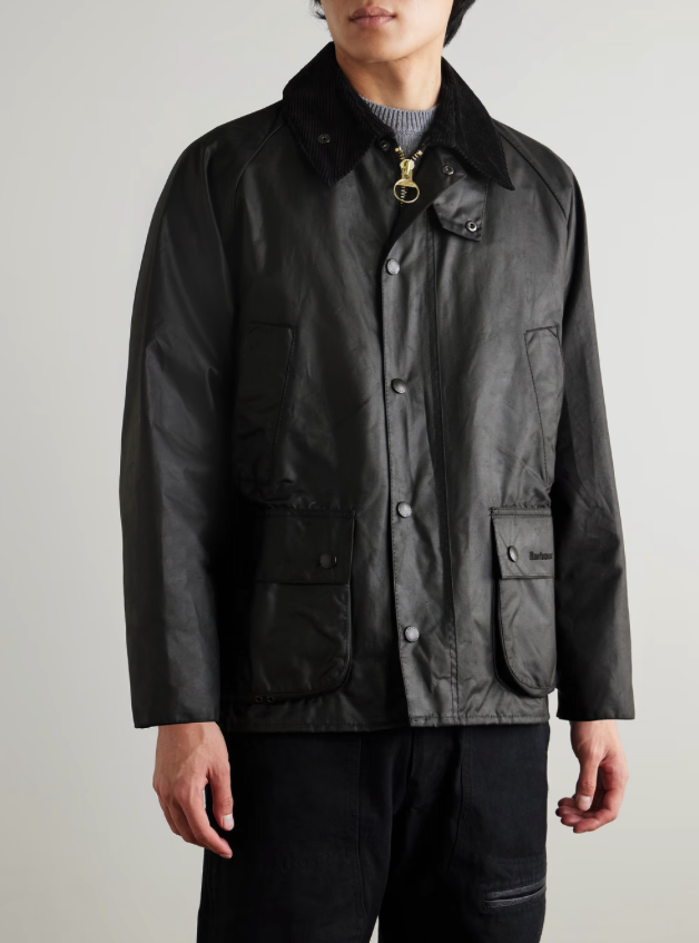 CarlosMoralesG_'s tweet photo. Se acerca la época de la chaqueta encerada por excelencia.

Barbour se va preparando para aparecer en todos los armarios de cualquier chico bien vestido.

Y Twitter se llenará de fotos y comentarios sobre la prenda.

Existen dos modelos que parecen gemelos: la Bedale y la Beaufort.

Pero no son iguales; hay diferencias.

Uno es para cabalgar. 
El otro para cazar.

Y eso lo cambia todo.

Bedale (1980)
Corto. Limpio. Deportivo. 
Puños de punto elástico. 
Aperturas laterales con botones. 
Sin bolsillo trasero de caza. 
Proporciones urbanas perfectas. 

Beaufort (1983)
Más largo. Más cobertura. 
Puños de velcro. 
Bolsillo trasero enorme (para perdices… o lo que sea). Forro tartán hasta abajo. 
Rollazo rural, señorial. 
Mejor si eres alto o llevas capas gruesas.

Diferencias que cambian el uso

Largo: Bedale más corto → ciudad. 
Beaufort más largo → protección total.

Puños: punto (elegante) vs velcro (práctico).

Bolsillo caza: Beaufort sí → utilidad brutal. 
Bedale no → líneas puras.

Ajuste: Bedale más holgado en hombros. 
Beaufort puede apretar pecho.

Mi comentario personal: 
el Bedale es más para el día a día. No pareces que vas de cacería cada vez que sales a por café.

Beaufort si necesitas máxima cobertura o te flipa el bolsillo trasero (es útil).