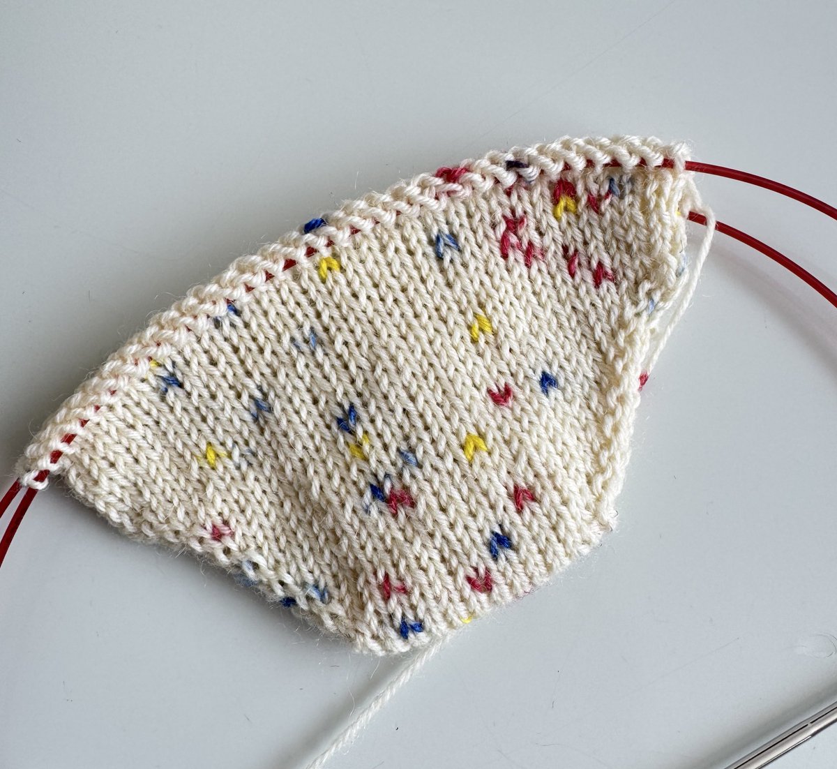 やっぱり赤がかたまって出てくるw
私の編み具合の問題なのかー？