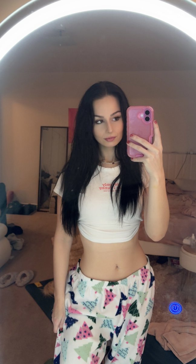 GAMING LIVE 

twitch/kick-danielledvs