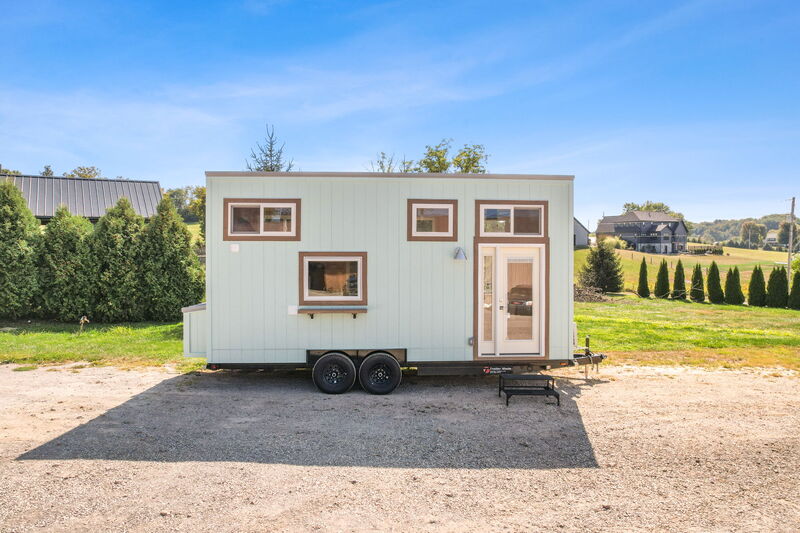 TinyHouseTalk's tweet image. 22-foot THOW with solar panels, composting toilet, and fold-out dining. Off-grid freedom on wheels by Modern Tiny Living. #tinyhouse #offgrid
tinyhousetalk.com/sea-chord-mode…