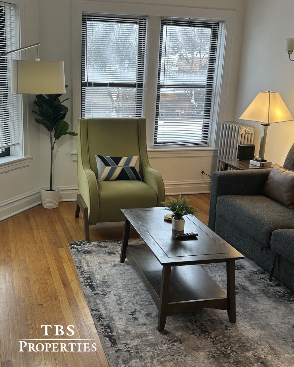 TBSProp's tweet photo. Cozy 1-bed in vibrant North Center! 🏡✨
1911 W Larchmont #2B — hardwood floors 🪵, updated kitchen with stainless steel appliances 🍽️ &amp; quartz countertops ✨, in-unit washer/dryer 🧺 plus great closet space 🧥

#NorthCenterLiving #TBSProperties #ChicagoRental #ModernComfort https://t.co/l5pd4zwNvc