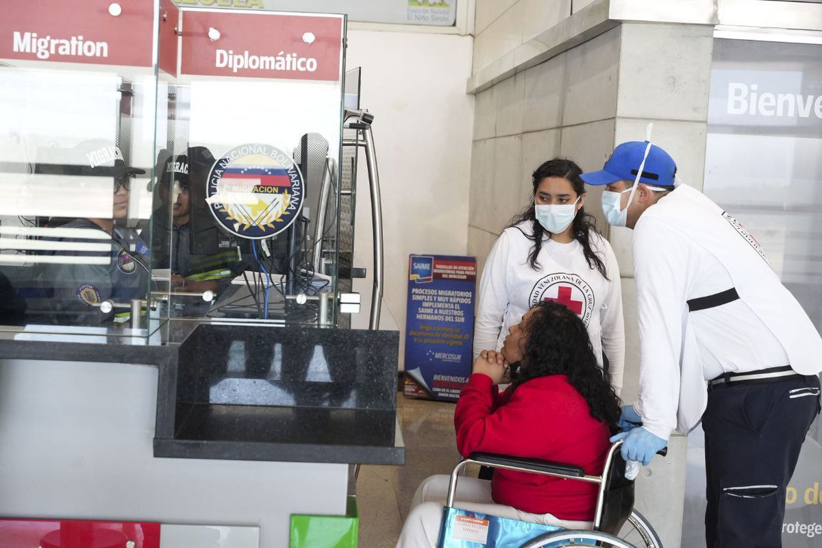 Nada nos llena más de orgullo que ver a nuestras familias reencontrarse en su patria. 125 compatriotas regresaron hoy. Seguimos construyendo puentes de unión. ¡Venezuela los espera con los brazos abiertos! #UniónFamiliar #Venezuela 🤝❤️

#LosQueremosDeVuelta
#BringThemBack