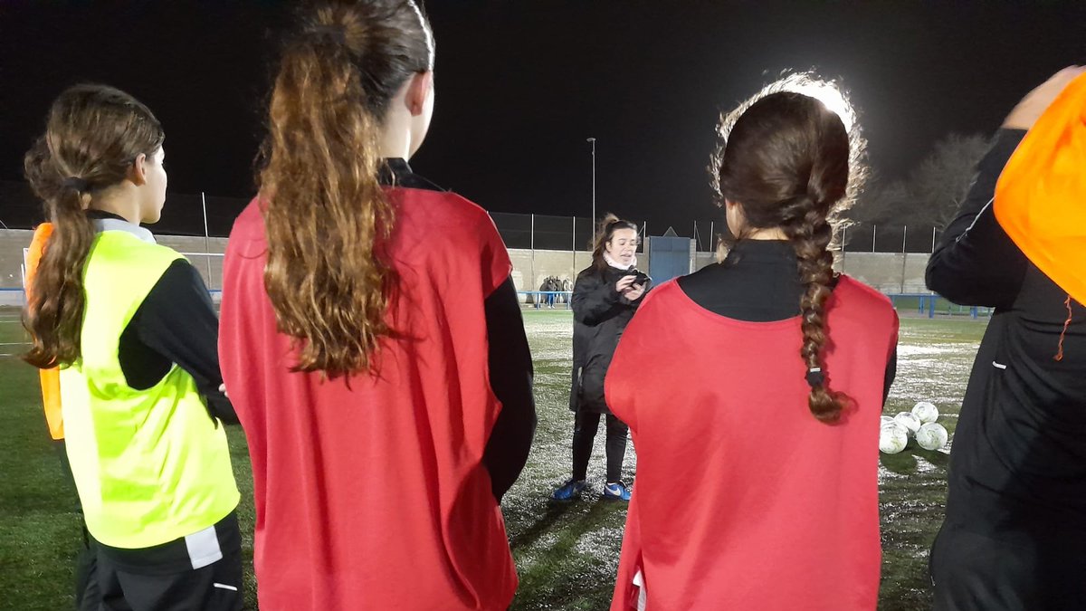 EntrenadoRffm's tweet photo. 🫂 El profesor @falonso1970 visitó a la alumna del curso UEFA 🅱️ de la @UEuropea de Madrid, Claudia Algara, durante un entrenamiento como parte de su proceso de ABR.

🤝🏻 Agradecemos al @MadridCFF
su colaboración en esta etapa formativa tan importante para Claudia. https://t.co/XhVcjtEZBo