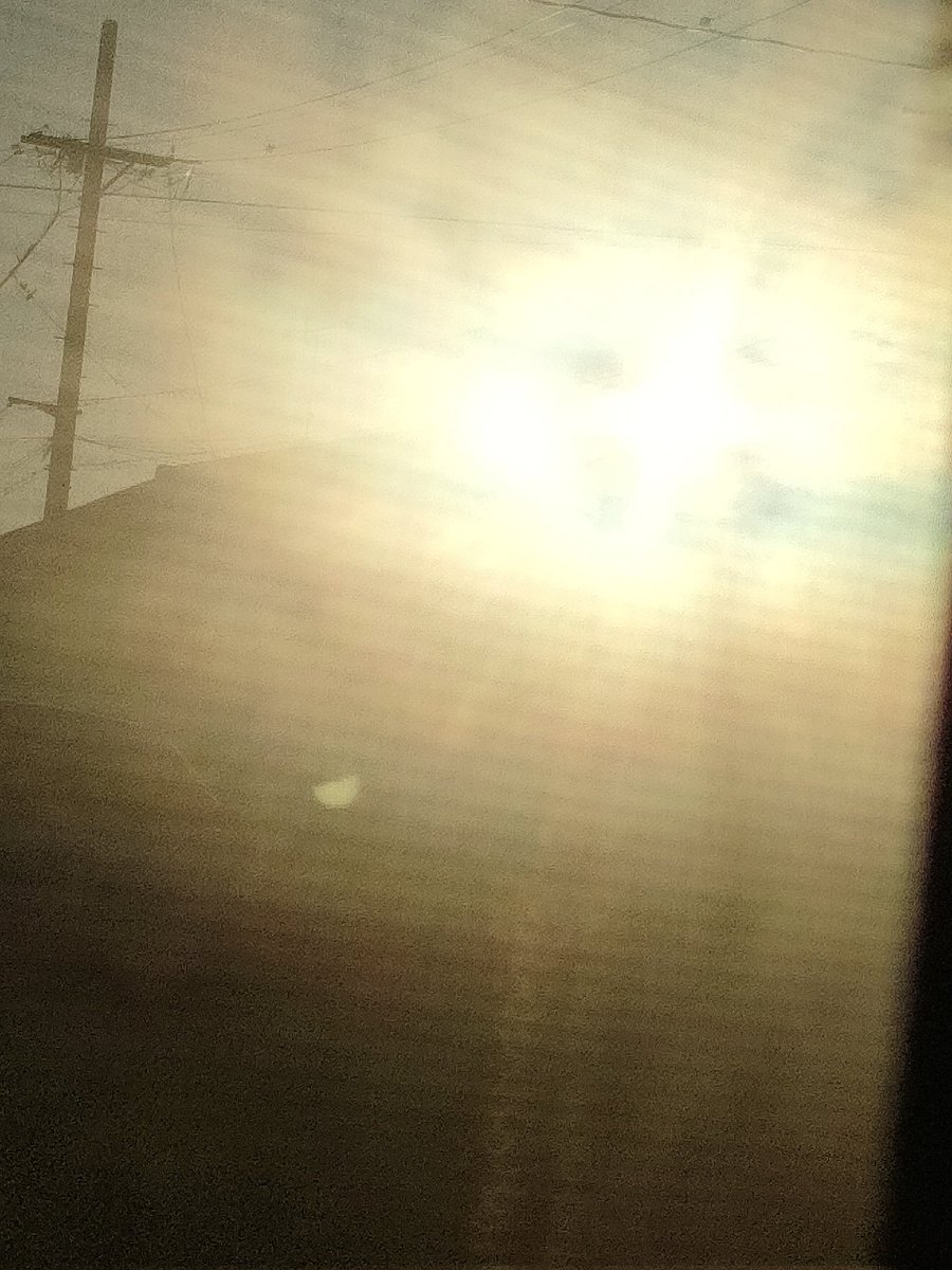 おはようございます🍀
登りきってしまったけど
姉のお部屋から
やっと拝めた
今年の初日の出🌄
仕事行ってしまうので
アバヨの挨拶👋