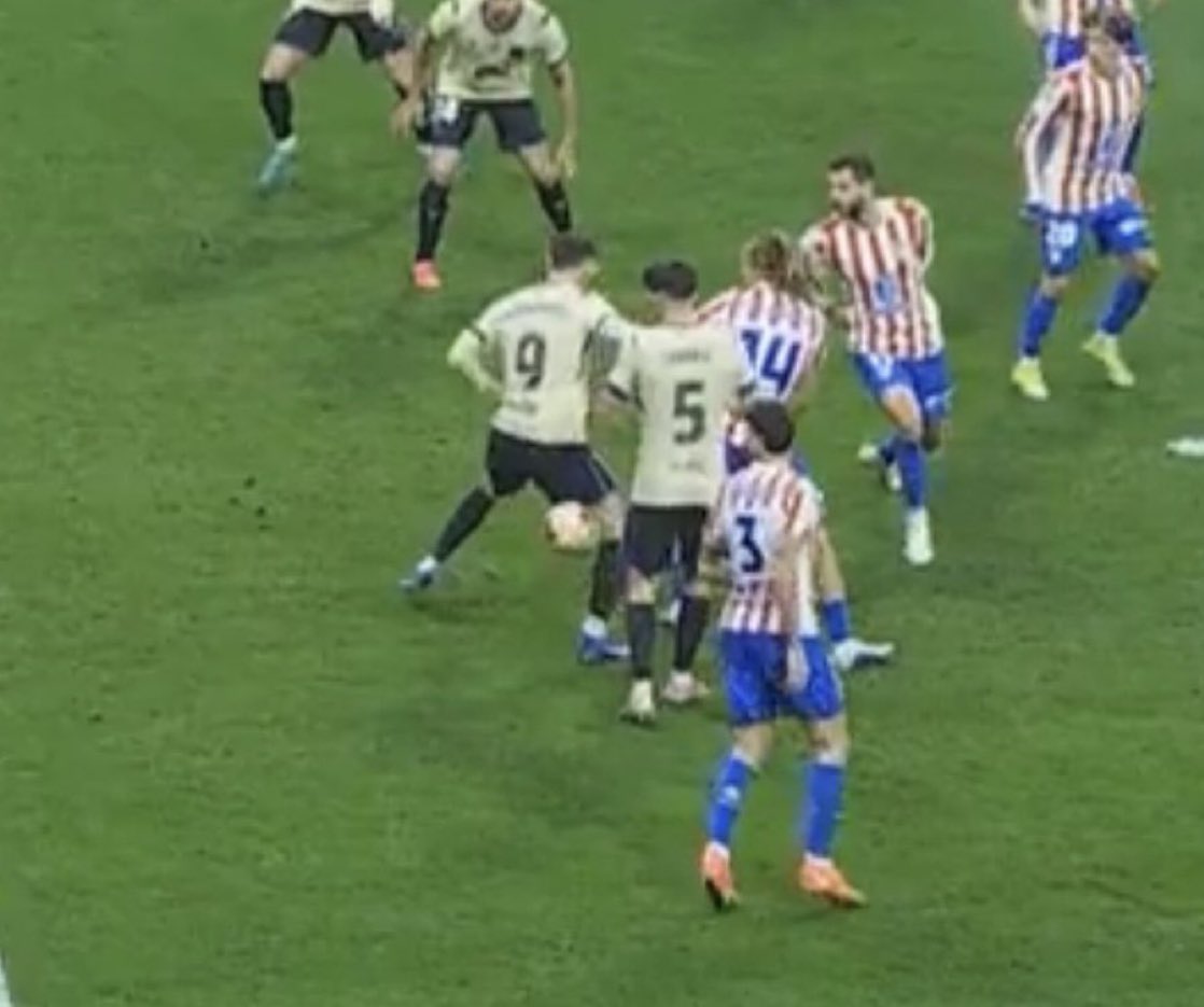 HaramJoker's tweet photo. @ArchivoVAR @_naxotellado You are using wrong frame, the ball goes to lewas right leg after that frame your are showing. Nice try anyway https://t.co/iaFaBdqid2
