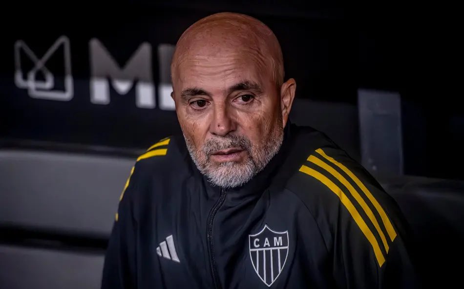 BrenoGalante's tweet image. Sampaoli é o maior culpado de sua demissão. Voltou do mesmo jeito que era em 2020. Teimoso e insistindo em suas convicções, mesmo vendo com o tempo, que não estavam dão certo. Pediu reforços acima do orçamento do Galo e não ficou satisfeito com o veto das contratações. Não gostou