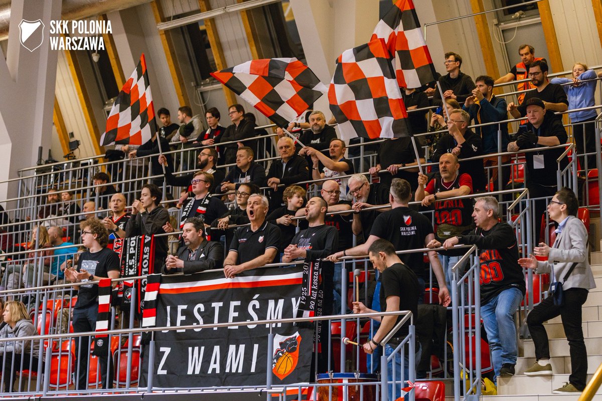 💪Jak smakuje sprawienie niespodzianki? Zobaczcie sami - dzięki zdjęciom <a href="/krawczykphoto/">Nika</a>!
➯ galeria: facebook.com/skkpolonia/pos… 
Jedno jest pewne, pokonanie Enea AZS Politechnika Poznań nie byłoby możliwe, gdyby nie wsparcie naszych niezawodnych kibiców!