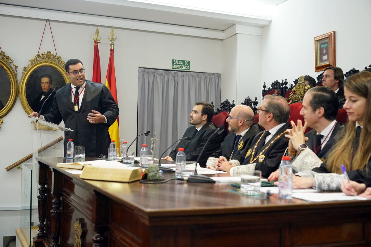 El salón de actos del <a href="/IcagrTwit/">ICAGR</a> fue el escenario, el miércoles 11 de febrero, del solemne acto de jura de la nueva Junta Directiva del <a href="/gajgranada/">GAJ GRANADA</a>. D. Pablo Sánchez Llavero tomó posesión como nuevo Presidente, asistiendo el Presidente de FADEJA, D. Felipe José Romero Rumín.