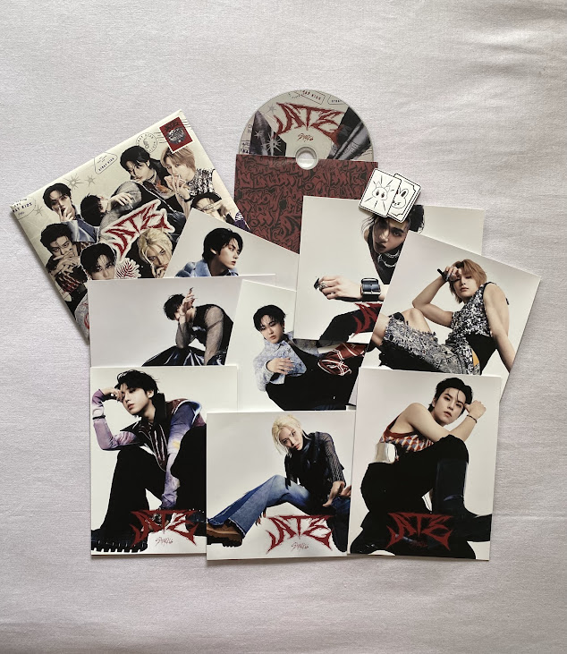 ﹙VENDA﹚stray kids - [ate] letter ver.   

• R$ 80,00 + frete 
• pagamento por pix ou cartão com taxas 
• +10 feedbacks positivos 
• essa versão não acompanha photocard
• com um arranhão leve na frente (valor já descontado)
• pode abrir ceg dos postcards R$ 10,00