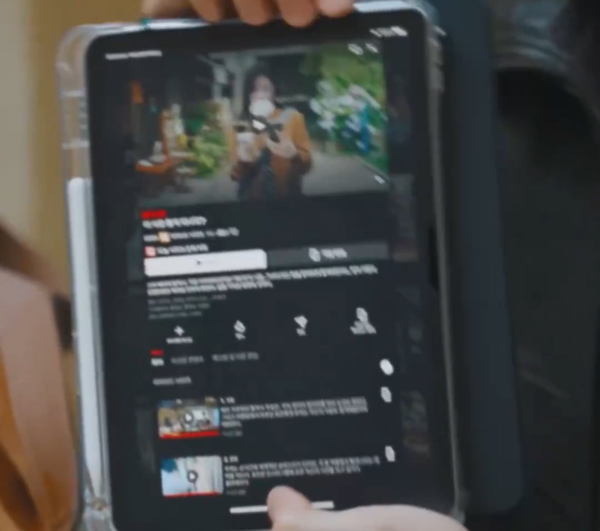 #LeeChaeMin: Should I show you? This is what popped up on the plane. I was binge-watching a drama called “#CanThisLoveBeTranslated”. 

Chaemin watched my comfort drama 🙌🏼