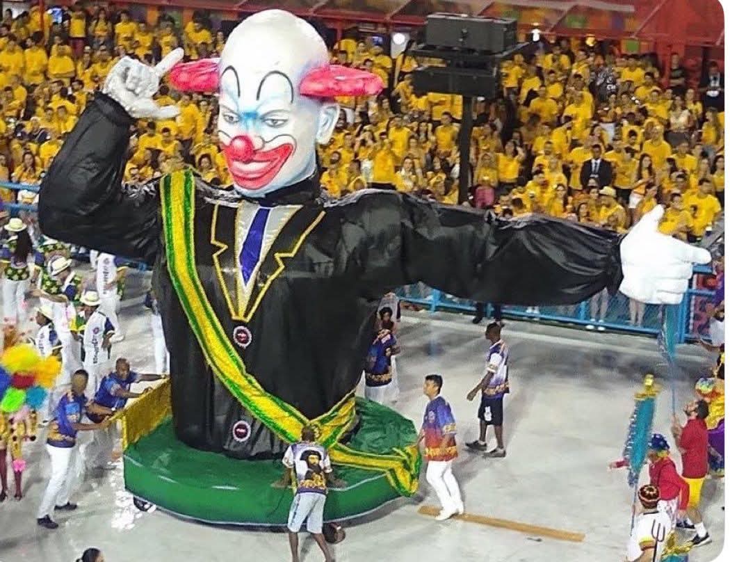 Que gente chata! Bolsonaro também já foi homenageado e ninguém falou nada!

 Parem de mi... mi... mi...