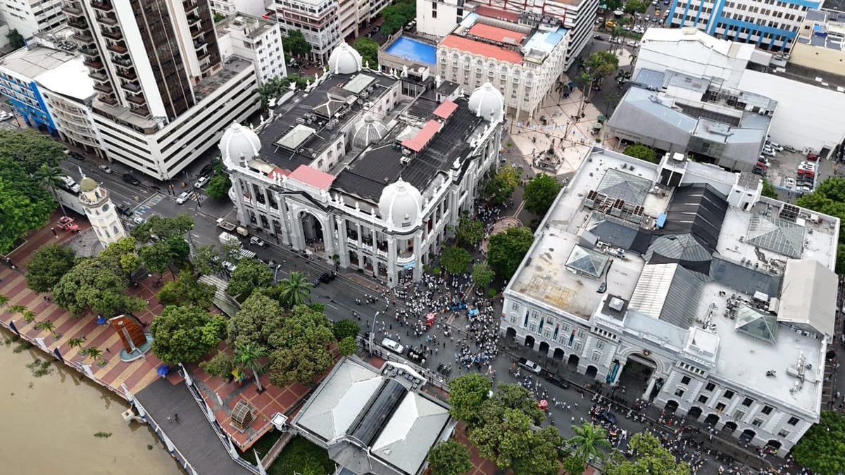 1978Alexa6's tweet photo. @cubalondra Te dejo imágenes reales porque el video que presentas es montado del Cierre de campaña de Luisa Gonzales, qué pena que sigas queriendo desinformar, cuando la realidad es otra acá https://t.co/s2g5AWmcHT