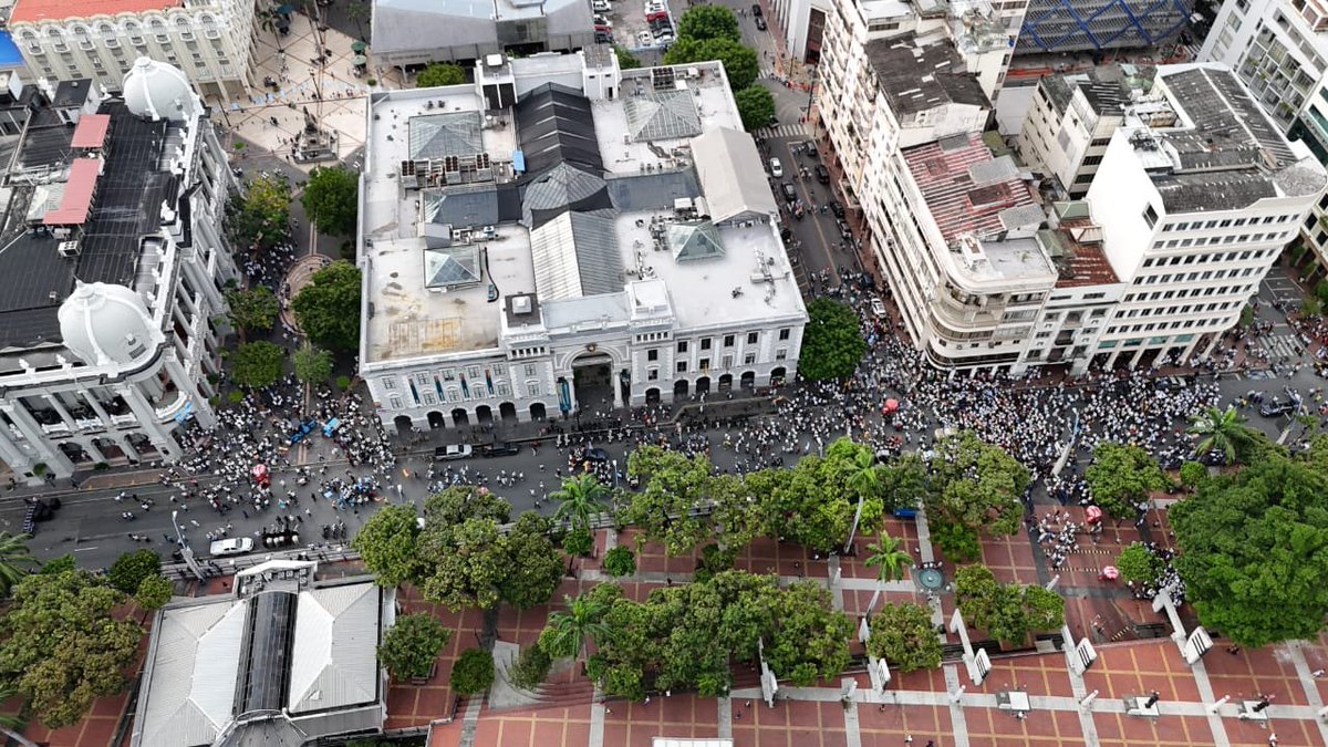 1978Alexa6's tweet photo. @cubalondra Te dejo imágenes reales porque el video que presentas es montado del Cierre de campaña de Luisa Gonzales, qué pena que sigas queriendo desinformar, cuando la realidad es otra acá https://t.co/s2g5AWmcHT