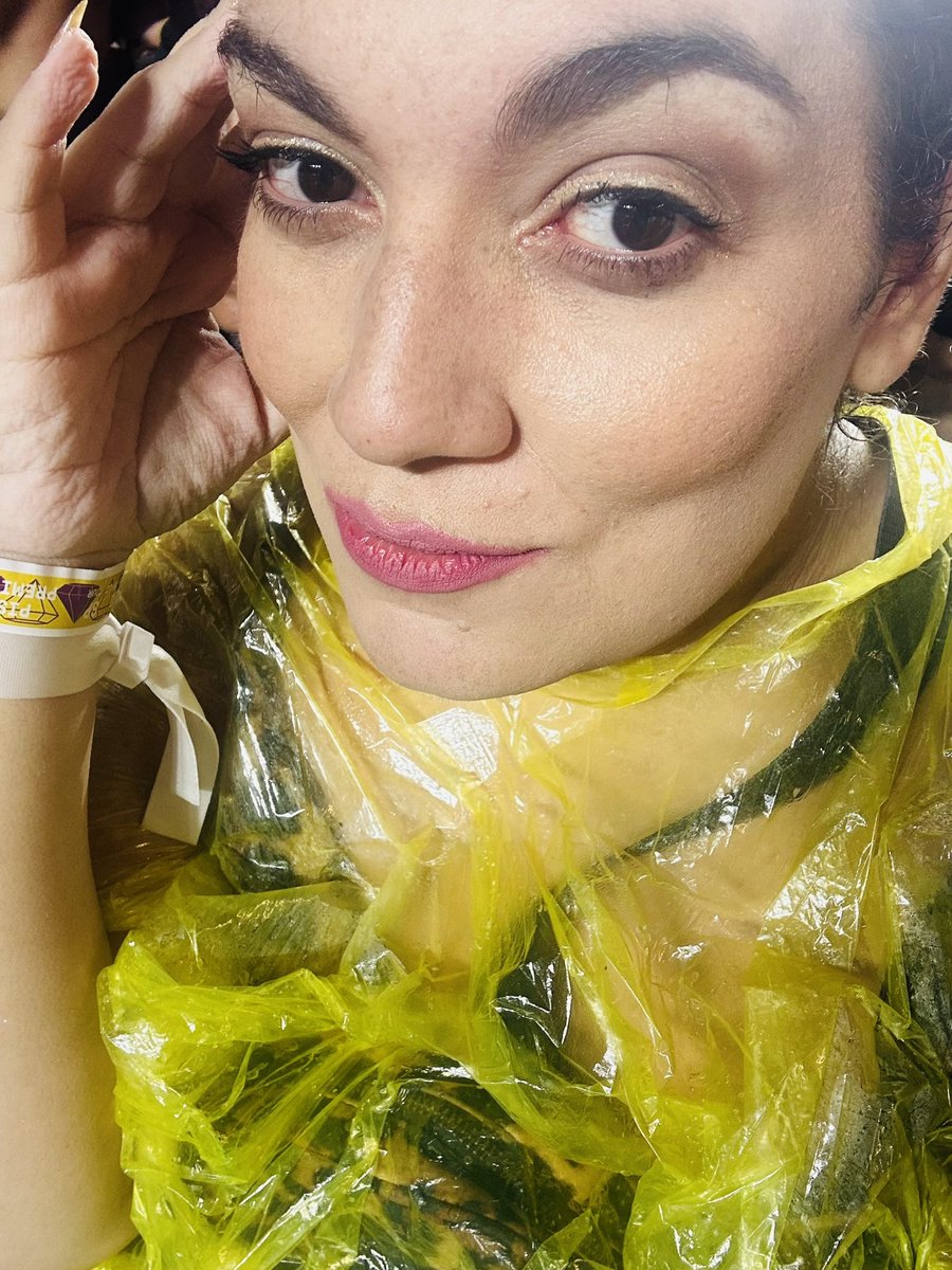 GabyConfeits's tweet photo. @santander_br a última vez que vi a Shakira eu enfrentei a maior chuva, perrengue atrás de perrengue pra garantir um lugar…me nota esse ano e me leva pra ver a diva 🙏🏻

#SantanderConLaReina #TodoMundoNoRio https://t.co/ZnLZQrmGKN