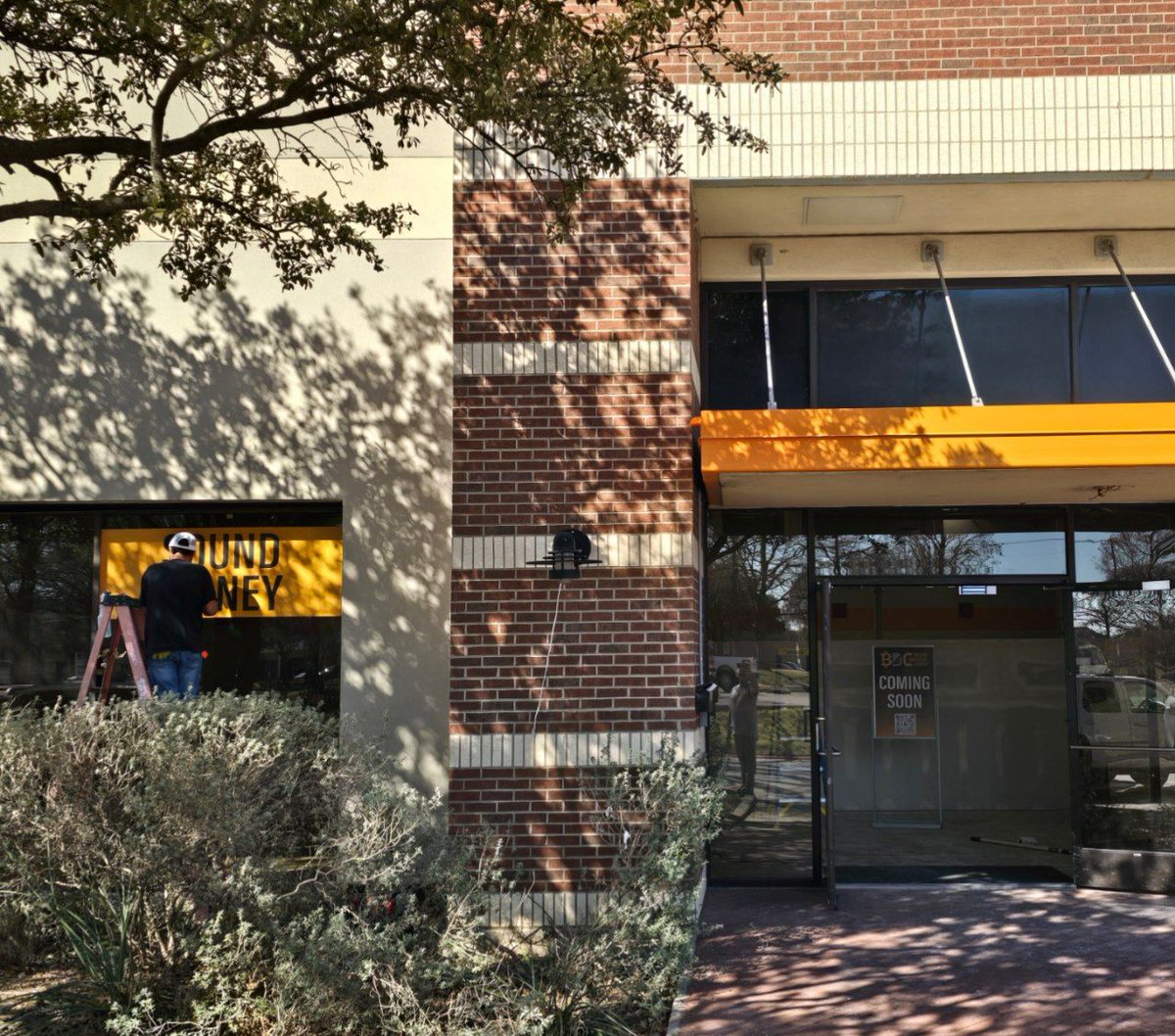 DiscoverBDC's tweet photo. Sign company came out today to add a sample decal to one of the front windows facing traffic. Getting words on each window for the fundamentals of Bitcoin.
Sound Money
Open Source
Fixed Supply 
Energy Backed 
Proof of Work
Self Custody, etc. https://t.co/b7v4MI741d