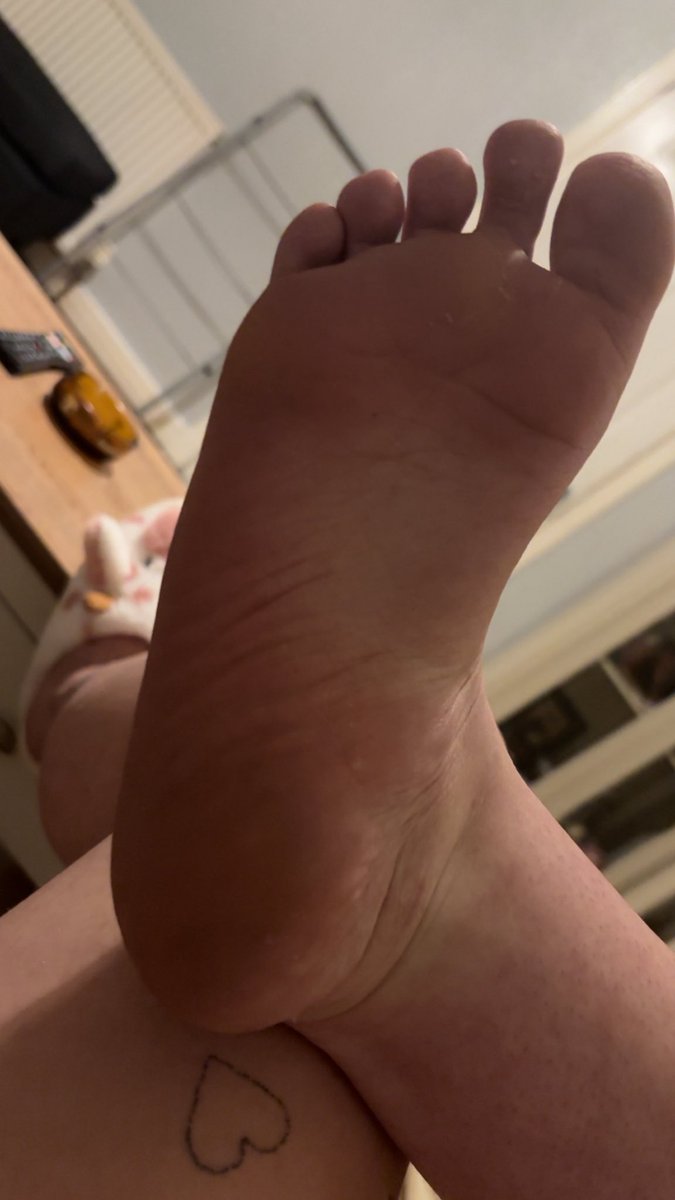 Who’s coming to like my sole clean ? And who’s wanting drained tonight

#feetworshi̇p