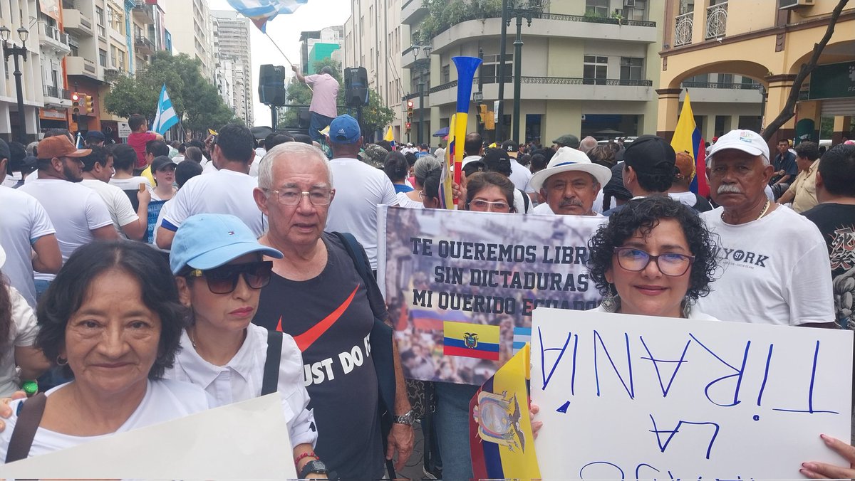 Los Bolivarianos Alfaristas en las calles de Guayaquil exigiendo la liberación del alcalde Aquiles Alvarez. <a href="/MashiRafael/">Rafael Correa</a> <a href="/JorgeGlas/">Jorge Glas</a> <a href="/LuisaGonzalezEc/">Luisa González</a> <a href="/ecuarauz/">Andrés Arauz</a> <a href="/GabrielaEsPais/">Gabriela Rivadeneira</a> <a href="/aquilesalvarez/">Aquiles Alvarez Henriques</a> <a href="/SofiaEspinRC/">Sofía Espín Reyes</a>