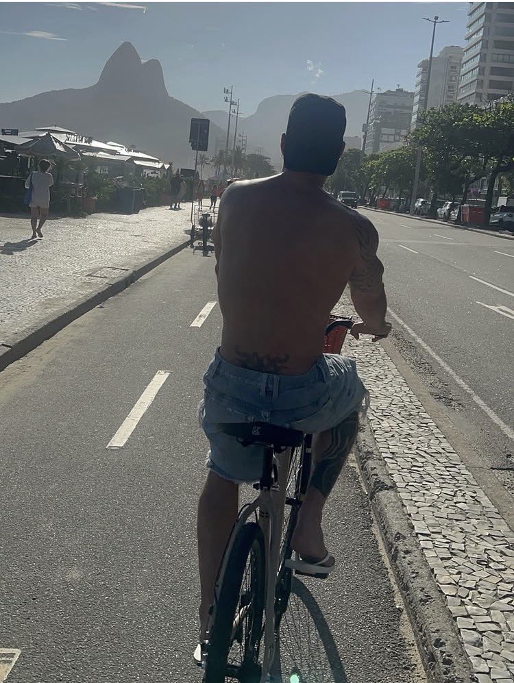 jpus_br's tweet photo. OMG! Ricky Martin acaba de revelar que está no Brasil! O cantor publicou um carrossel de fotos no Rio de Janeiro nesta quinta-feira (12), com a legenda “#TôNoRio 🎉” 🇧🇷❤️

📸: @ricky_martin https://t.co/0w9sYX7dHe