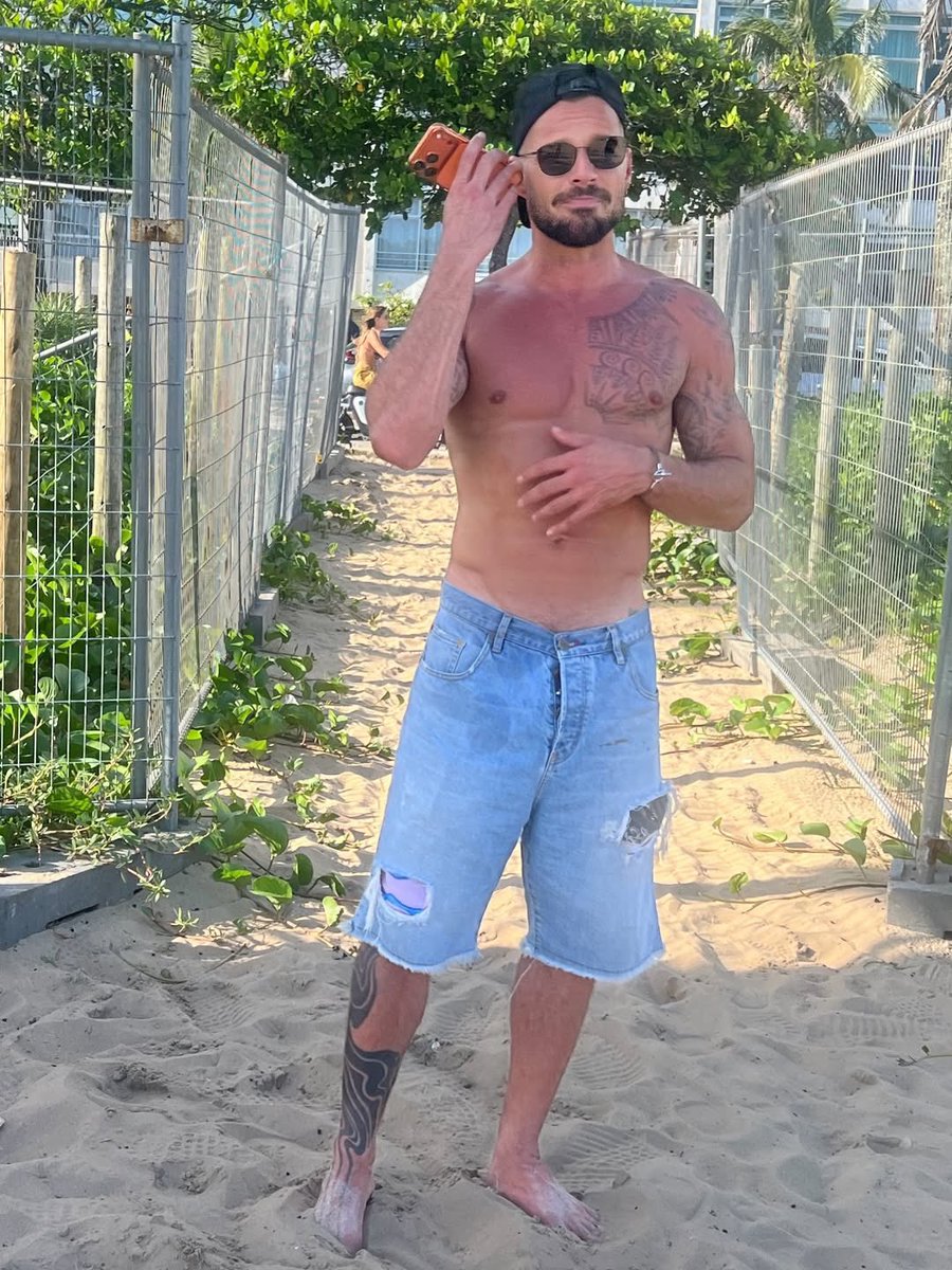 OMG! Ricky Martin acaba de revelar que está no Brasil! O cantor publicou um carrossel de fotos no Rio de Janeiro nesta quinta-feira (12), com a legenda “#TôNoRio 🎉” 🇧🇷❤️

📸: <a href="/ricky_martin/">Ricky Martin</a>