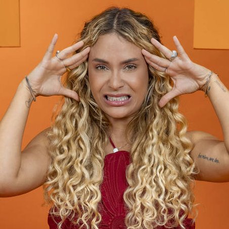 agora tem uma mulher que não para de olhar pro meu celular pqp que experiência ruim que eh pegar o cn6