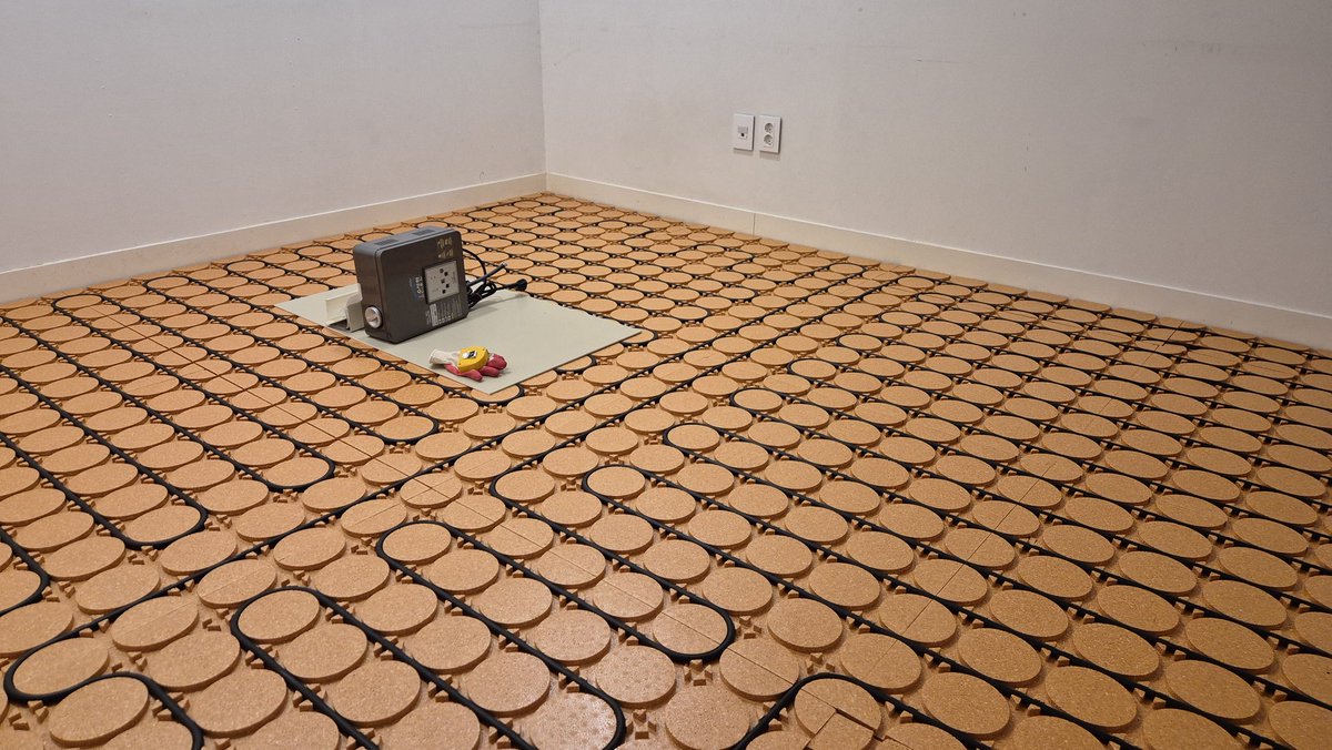 아들이 지하세계로 독립준비를 합니다.
연년생 두 아들을 대학을 갈때까지 일부러 한방에 자게 했습니다.
이제 대학생이 되어 지하공간 전체를 큰아들이 사용할 수 있게 윤허했습니다.

어제밤 바닥난방 공사를 아내, 아들과 했습니다 반절밖에 못하고 힘은 들었지만 재미있었습니다.

그런데 아내는