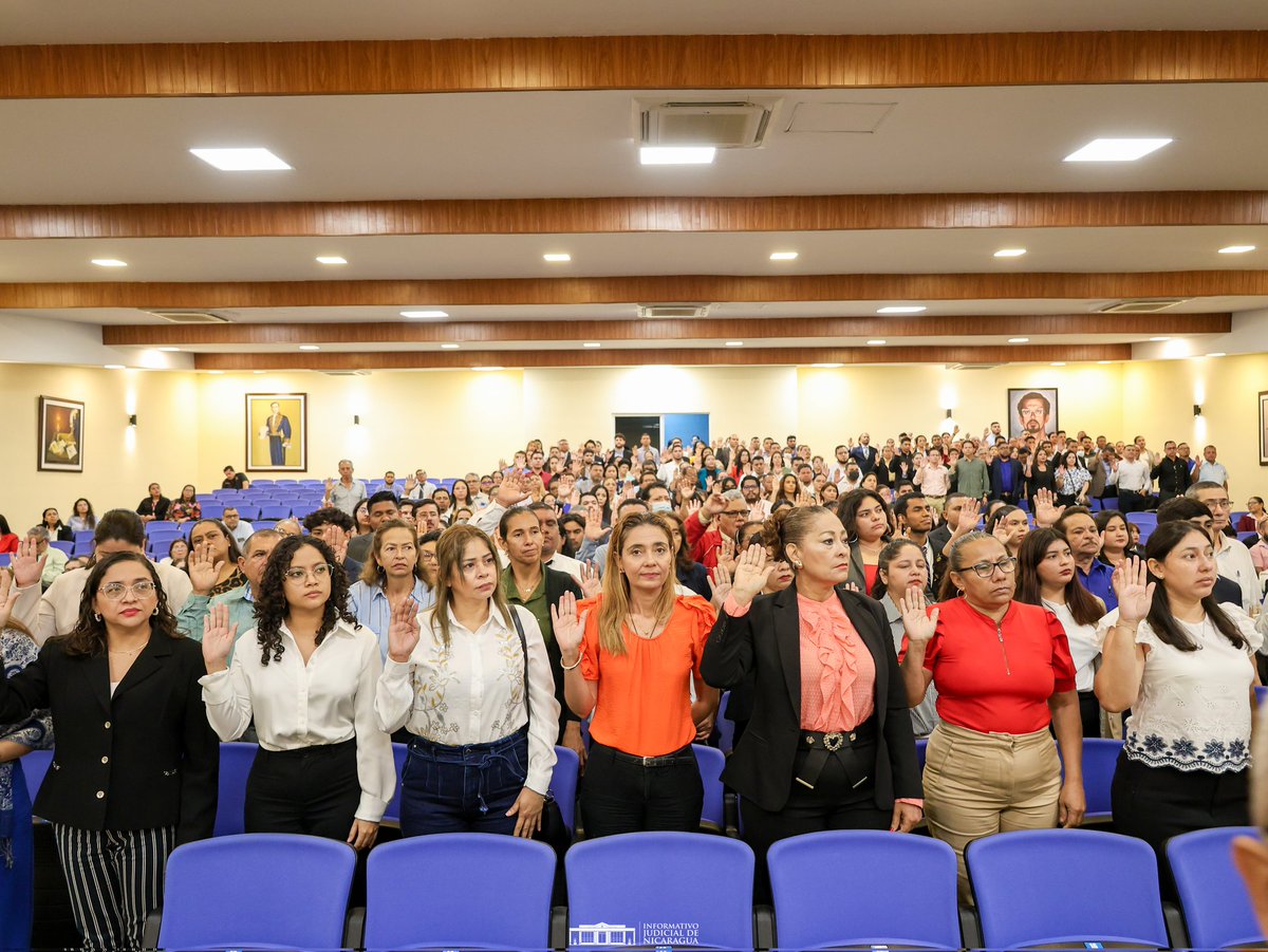 InformativoJNic's tweet image. #InformativoJudNic | ⚖️ El día de hoy, el Órgano Judicial de #Nicaragua realizó el cuarto Acto Solemne de Promesa del año 2026, en el que testigos fueron promesados para dar fé de que los licenciados(as) en Derecho asumirán con ética profesional el rol de #abogados. 🙋🏻‍♀️🙋🏽‍♂️