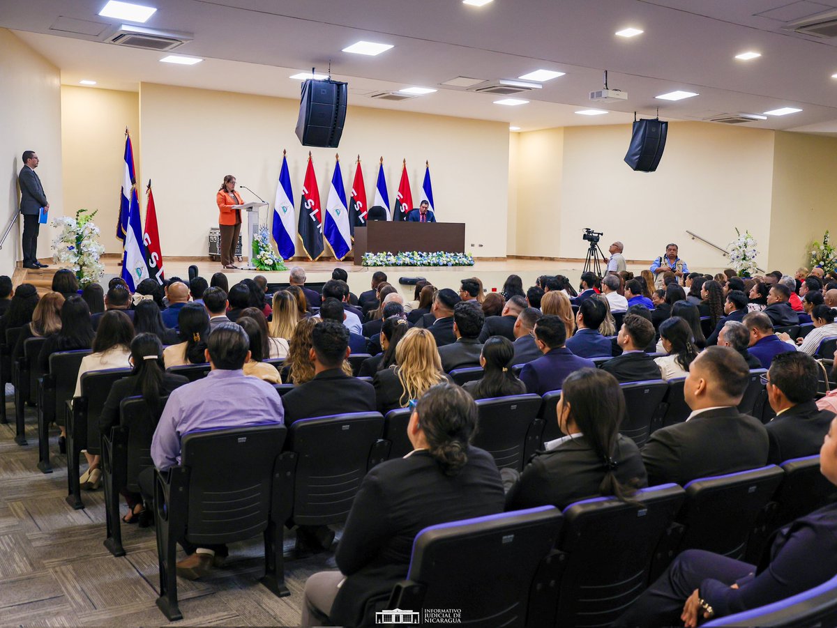 InformativoJNic's tweet image. #InformativoJudNic | ⚖️ El día de hoy, el Órgano Judicial de #Nicaragua realizó el cuarto Acto Solemne de Promesa del año 2026, en el que testigos fueron promesados para dar fé de que los licenciados(as) en Derecho asumirán con ética profesional el rol de #abogados. 🙋🏻‍♀️🙋🏽‍♂️