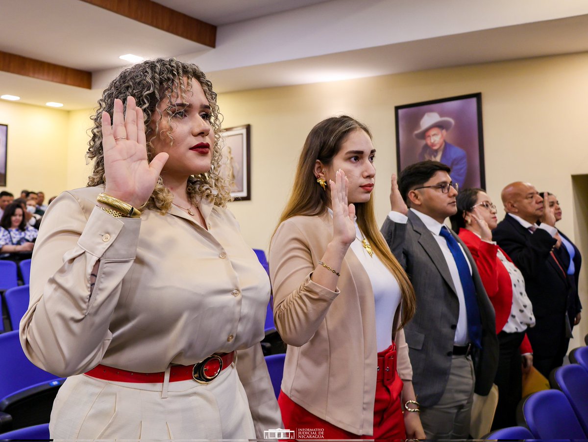 InformativoJNic's tweet image. #InformativoJudNic | ⚖️ El día de hoy, el Órgano Judicial de #Nicaragua realizó el cuarto Acto Solemne de Promesa del año 2026, en el que testigos fueron promesados para dar fé de que los licenciados(as) en Derecho asumirán con ética profesional el rol de #abogados. 🙋🏻‍♀️🙋🏽‍♂️