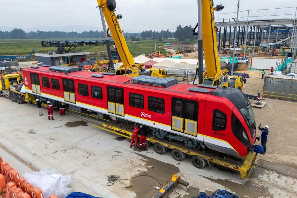 Bogotá recibió en la madrugada de este 12 de febrero el sexto tren de la Línea 1 del metro, que arribó a la ciudad luego de zarpar el pasado 6 de enero desde Qingdao y llegar al puerto de Cartagena el 3 de febrero.  más información en elsonajero.com/noticia/sexto-…