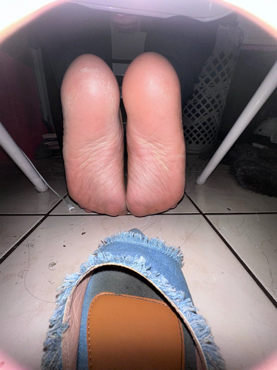 RT @BillyDoll98: Mine or mommas feet ? Dry 🌵 Dirty 🤢 Big