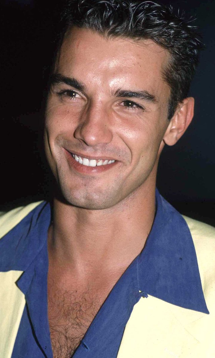 La verdad es que Jesús Vázquez ha sido un auténtico referente para una generación de homosexuales que crecimos viendo la tele... Se merece estos pequeños "homenajes" con humor, porque ha sido un icono total. 🫶🏻
#BenidormFestSemi2 #BenidormFest2026