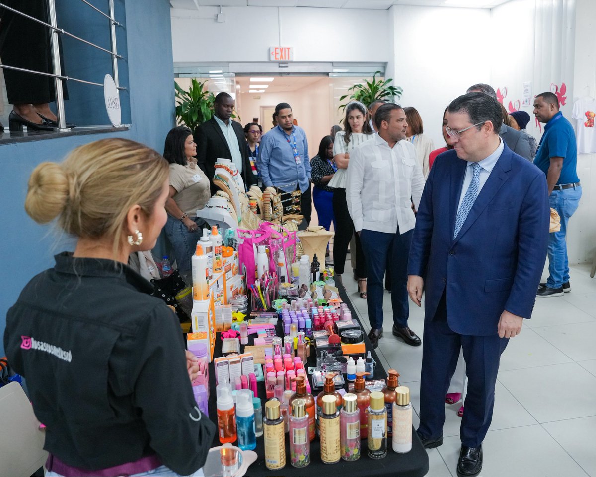 Qué orgullo ver el talento dominicano brillando en cada espacio. 🇩🇴✨

Hoy estuve en el Bazar de San Valentín 2026 del <a href="/MIC_RD/">Ministerio de Industria, Comercio y Mipymes</a>, conversando con emprendedores y artesanos locales, viendo de cerca el trabajo que mueve a nuestras MIPYMES. 

Celebramos una fecha tan especial apoyando