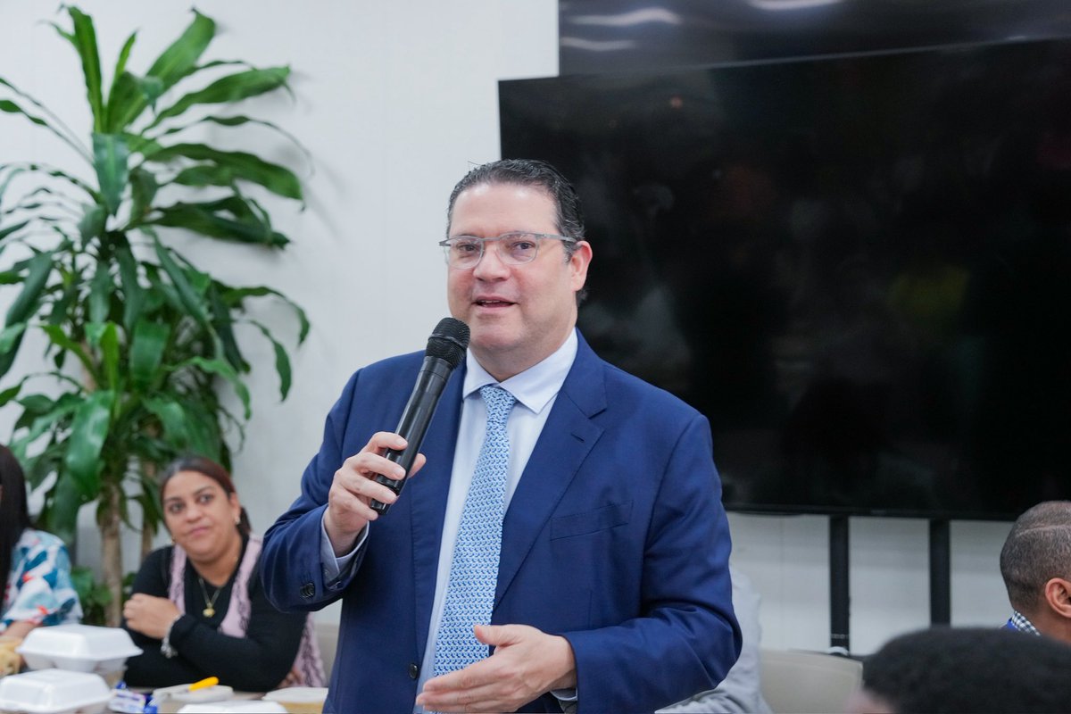 SanzLovaton's tweet photo. Qué orgullo ver el talento dominicano brillando en cada espacio. 🇩🇴✨

Hoy estuve en el Bazar de San Valentín 2026 del @MIC_RD, conversando con emprendedores y artesanos locales, viendo de cerca el trabajo que mueve a nuestras MIPYMES. 

Celebramos una fecha tan especial apoyando lo nuestro y fortaleciendo el comercio dominicano ¡Vamos!