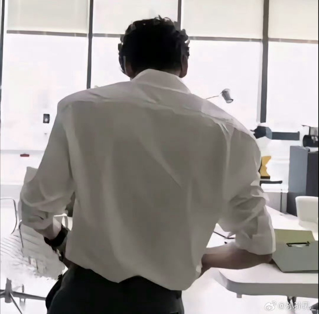 그의 넓은 어깨로 힐링중♡