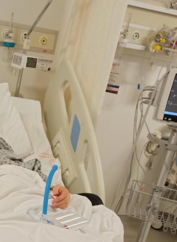 2021 yılının 13 Şubat’ını, saat 00:59’u hiç unutamıyorum. Eşim o anda ölüm kalım savaşı veriyordu. Doktorlar bana evrak imzalatıyor, “Eşinizi kaybedebilirsiniz, buna hazırlıklı olun” diyorlardı. Dünyam başıma yıkılmıştı. Kimsesizdim, her şeyimdi O Tam o sırada, hastane kapısından
