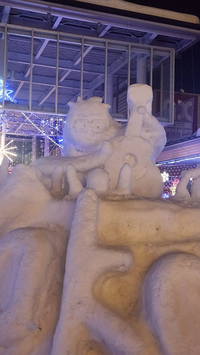 FM_Yokote's tweet photo. 今日から横手は雪まつりが始まります！！
スタジオ前の雪の芸術はこちら！
秋にあった全力よこて祭りを思い出しますね。
ギターを持ったメガネの誰かが？？
ライブ会場っぽい・・・？ https://t.co/jVrq9I7YlE
